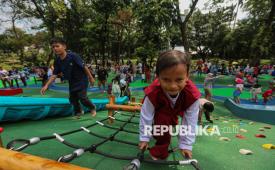Anak bermain (ilustrasi). Pemerintah Kota (Pemkot) Solok, Sumatera Barat melarang sekolah melakukan wisata sekolah sebagai bentuk kepedulian untuk meringankan beban orang tua siswa. 