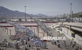 Jamaah haji berjalan untuk melempar jumrah Aqabah di Mina, Makkah, Arab Saudi, Jumat (6/6/2025). Dua juta jamaah Muslim memulai ritual melempar jumrah di pilar-pilar Jamarat pada Jumat (6/6/2025) pagi. Ritual ini menandai hari pertama Idul Adha sekaligus menjadi salah satu bagian utama dari rangkaian ibadah haji tahunan di Mina, Arab Saudi.