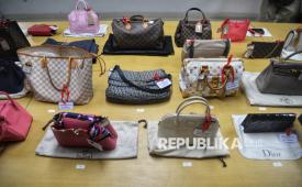 Sejumlah tas mewah sitaan yang ada di Rumah Penyimpanan Benda Sitaan dan Barang Rampasan (Rupbasan) KPK, di Jalan Dewi Sartika, Cawang, Jakarta, Kamis (5/12/2024). KPK menggelar Aanwijzing untuk para peserta lelang agar dapat melihat objek yang akan dilelang. Beragam barang sitaan seperti mobil, tas mewah, perhiasan, dan handphone ditunjukkan/dipamerkan di Rupbasan KPK tersebut. KPK akan melelang sejumlah barang tersebut dalam rangka Hari Anti Korupsi Sedunia (Harkodia) 2024 dan rencananya akan dilelang pada 10 Desember 2024.