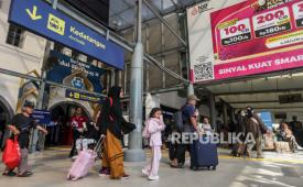 Sejumlah penumpang kereta api berjalan keluar setibanya di Stasiun Pasar Senen, Jakarta (ilustrasi)