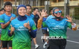 Para peserta berlari dalam ajang ESGnow Movement: Climate Run di kawasan Jalan MH Thamrin, Jakarta, Ahad (28/9/2025). Hampir semua jenis olahraga memberikan efek positif terhadap kondisi psikologis, termasuk lari yang kini semakin populer di kalangan masyarakat.