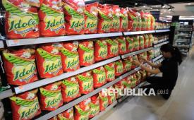 Petugas menata beras fortifikasi di salah satu ritel modern di Jakarta, Selasa (26/8/2025).