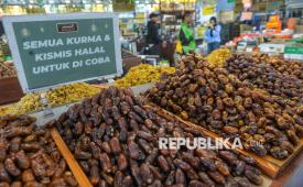 Karyawan melayani pembeli kurma di salah satu toko kurma di kawasan Tanah Abang, Jakarta, Selasa (24/2/2026). Pada awal bulan Ramadan, penjualan kurma mengalami peningkatan dibandingkan hari biasa. Menurut pedagang, jenis kurma yang paling diminati adalah medjool dan ajwa. Harga kurma dibanderol mulai dari Rp70 ribu hingga Rp350 ribu per kilogram, tergantung jenis dan kualitasnya. Selain melayani pembelian secara langsung di toko, pedagang juga melayani penjualan secara daring melalui marketplace.