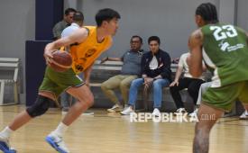 Chef de Mission (CdM) Tim Indonesia untuk Asian Games 2026 Todotua Pasaribu (keempat kiri) bersama Ketua Umum PP Perbasi Budisatrio Djiwandono (kedua kanan) melihat timnas bola basket putra Indonesia berlatih saat meninjau Pelatnas Basket 5x5 Putra di Basketball Court Roar Performance Center, Kemang, Jakarta, Sabtu (5/7/2026). Peninjauan tersebut untuk memantau perkembangan latihan serta memotivasi para atlet yang akan membuka pertandingan melawan Timnas Basket Jepang pada 10 September 2026 sebelum dimulainya pembukaan Asian Games Aichi-Nagoya 2026. 