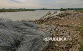 Kondisi tanggul sungai Bengawan Solo yang ambruk di Baureno, Bojonegoro, Jawa Timur, Kamis (13/2/2025). Proyek tanggul senilai Rp40 miliar yang berusia sekitar 2 bulan itu berfungsi sebagai penahan tepi sungai Bengawan Solo dan kini kondisinya rusak. 