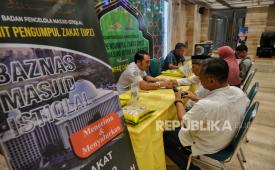 Petugas melayani jamaah yang membayar zakat di Masjid Istiqlal, Jakarta, Sabtu (6/4/2024).
