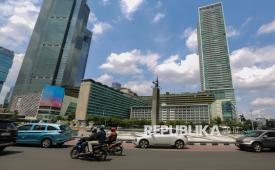 Kendaraan melintas di kawasan Bundaran HI, Jakarta, Ahad (26/10/2025). Pada momen pergantian tahun baru, penutupan jalan bagi seluruh kendaraan pribadi akan berlaku mulai Rabu (31/12/2025) pukul 18.00 WIB hingga Kamis (1/1/2026) pukul 02.00 WIB.