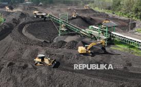 Alat berat mengumpulkan batu bara di salah satu tempat penampungan (stockpile) batu bara. (ilustrasi)