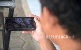 Warga mengakses internet menggunakan mesin Wifi Coin di Dusun Tonogoro, Kalibawang, Kulonprogo, Yogyakarta. (ilustrasi)