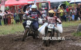 Pemanol (buruh angkut hasil panen) mengangkut karung gabah saat berpacu pada balap Manol Gabah Kapolresta Cup di Songgon, Banyuwangi, Jawa Timur, Sabtu (28/6/2026). Lomba yang digelar dalam rangka menyambut Hari Bhayangkara ke-80 tersebut diikuti 72 peserta yang mayoritas merupakan pemanol sebagai ajang hiburan sekaligus upaya melestarikan tradisi dan mempererat kebersamaan masyarakat tani menjelang musim panen. 
