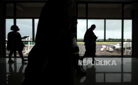 Sejumlah pengguna pesawat di Bandara Internasional Sam Ratulangi, Manado, Sulawesi Utara. Bandara tersebut dinilai belum aman untuk penerbangan akibat abu vulkanik Gunung Ruang.