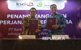 Direktur PT Bank Muamalat Indonesia Tbk Karno (kanan) berjabat tangan bersama Direktur Utama PT Kustodian Sentral Efek Indonesia (KSEI) Samsul Hidayat (kiri) usai melakukan penandatanganan perjanjian kerja sama Bank Muamalat sebagai pemegang rekening KSEI di Jakarta, Rabu (20/11/2024). Bank Muamalat resmi menjadi bank kustodian setelah mendapatkan persetujuan dari Otoritas Jasa Keuangan. Bank Muamalat kini siap melayani transaksi investor pasar modal  yang berkaitan dengan efek syariah seperti saham syariah, sukuk, dan reksa dana syariah. Selain itu, Bank Muamalat juga akan menjalankan pencatatan, penyelesaian, dan penyimpanan efek syariah, administrasi fund, pelaporan serta layanan lainnya sesuai kebutuhan investor.