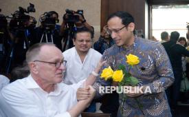 Mantan Menteri Pendidikan, Kebudayaan, Riset, dan Teknologi (Mendikbudristek) Nadiem Anwar Makarim bersiap menjalani sidang pembacaan putusan di Pengadilan Tipikor, Jakarta, Selasa (30/6/2026). Majelis hakim menjatuhkan vonis 10 tahun penjara, denda sebesar Rp1 miliar subsider 190 hari kurungan, serta pidana tambahan pembayaran uang pengganti sebesar Rp809 miliar subsider 5 tahun penjara kepada Nadiem dalam kasus korupsi program digitalisasi pendidikan berupa pengadaan laptop Chromebook dan Chrome Device Management (CDM) di lingkungan Kemendikbudristek.