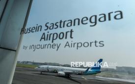 Pesawat Boeing 737-800 milik maskapai Garuda Indonesia mendarat di Bandara Husein Sastranegara, Bandung, Jawa Barat, Jumat (14/8/2026). PT Angkasa Pura Indonesia (Persero) kembali melayani penerbangan komersial menggunakan pesawat jet berbadan sedang yang dioperasikan Garuda Indonesia dan Citilink di Bandara Husein Sastranegara dengan berbagai rute, seperti Medan, Pekanbaru, Padang, Batam, Pontianak, Makassar, dan Denpasar, sementara penerbangan internasional ditargetkan mulai beroperasi pada Oktober 2026. 