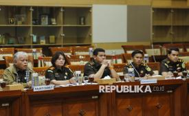Kepala Kejaksaan Tinggi Sumatera Utara Harli Siregar (kiri) bersama Kepala Kejaksaan Negeri Kabupaten Karo Danke Rajagukguk (kedua kiri), Kepala Seksi Pidana Khusus Reinhard Harve (tengah), Jaksa Penuntut Umum Juniadi (kedua kanan), dan Wira (kanan) menyampaikan pendapat saat rapat dengar pendapat umum (RDPU) dengan Komisi III DPR di Kompleks Parlemen, Senayan, Jakarta, Kamis (2/4/2026). Rapat tersebut mendengarkan keterangan Kajari Kabupaten Karo, Jaksa Penuntut Umum (JPU), dan Amsal Christiy Sitepu terkait polemik atas kasus dugaan penggelembungan dana pembuatan video profil desa di Kabupaten Karo. 