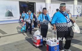 Jamaah haji kloter pertama embarkasi Jakarta Pondok Gede (JKG 1) tiba di Prince Mohammad Bin Abdulaziz International Airport, Madinah, Arab Saudi, Rabu (22/4/2026). Jamaah calon haji Indonesia gelombang pertama yang dijadwalkan diberangkatkan secara bertahap pada 22 April hingga 21 Mei 2026 mulai tiba di Madinah. 