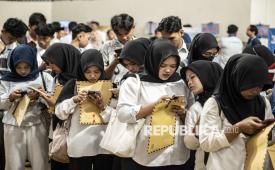 Pencari kerja antre mencari informasi lowongan pekerjaan pada kegiatan Job Fair Kendal 2026 di Kendal Sport Center, Kendal, Jawa Tengah, Rabu (22/7/2026). Pemerintah Kabupaten Kendal menggelar bursa kerja yang diikuti 34 perusahaan dengan membuka 4.703 lowongan kerja untuk penempatan di dalam dan luar negeri sebagai upaya memperluas kesempatan kerja dan menekan angka pengangguran terbuka yang berlangsung hingga 23 Juli. 