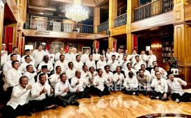 President-elect Prabowo Subianto accompanied by Vice President-elect Gibran Rakabuming Raka take a photo together with a number of potential ministers or heads of state agencies after a debriefing at Padepokan Garuda Yaksa, Bogor Regency, West Java, Wednesday (16/10/2024). President-elect Prabowo Subianto has briefed a number of figures who are believed to be candidates for ministers or heads of state institutions for the new government going forward in Hambalang.