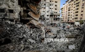 Warga Palestina memeriksa bangunan yang hancur akibat serangan udara Israel di Kota Gaza, Sabtu (31/1/2026). Setidaknya 12 orang syahid dalam serangan udara Israel di Gaza.