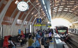 Sejumlah calon penumpang menunggu kedatangan kereta api ringan atau Lintas Raya Terpadu (LRT) Jabodebek di Stasiun Dukuh Atas, Jakarta, Jumat (4/10/2024). PT Kereta Api Indonesia mencatat jumlah penumpang LRT Jabodebek pada kuartal III 2024 sebanyak 5,97 juta orang atau meningkat sebesar 23 persen dibanding kuartal III 2023 yakni sebanyak 4,84 juta orang. 