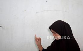 Santriwati mengikuti setoran hafalan Alquran di Pondok Pesantren Tunarungu Darul Ashom, Sleman, Yogyakarta, Selasa (28/3/2023).