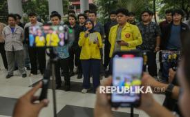 Wakil Ketua Badan Eksekutif Mahasiswa Universitas Indonesia (BEM UI), Fathimah Azzahra (tengah) bersama Ketua BEM Fakultas Hukum UI, Anandaku Dimas Rumi (kanan) dan Kuasa Hukum korban Timotius Rajagukguk (kiri) menyampaikan keterangan pers terkait kasus kekerasan seksual di gedung Pusgiwa UI, Depok, Jawa Barat, Selasa (14/4/2026).