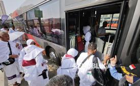 Jamaah haji Indonesia bersiap menaiki bus Shalawat seusai menunaikan umroh wajib di Masjidil Haram di terminal Syib Amir, Makkah, Arab Saudi, Ahad (11/5/2025). 