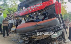 Kondisi bus pariwisata dengan nomor polisi P 7221 UG yang mengalami kecelakaan lalu lintas di Desa Botoh, Kecamatan Lumbang, Kabupaten Probolinggo, Jawa Timur, Ahad (14/9/2025). Dalam kejadian tersebut sebanyak delapan orang karyawan Rumah Sakit Bina Sehat (RSBS) Jember meninggal dunia akibat bus mengalami rem blong. 