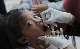Tenaga kesehatan meneteskan vaksin polio kepada anak saat Hari Bebas Kendaraan Bermotor (HBKB) di kawasan Bundaran HI, Jakarta, Ahad (15/9/2024). Pelayanan gratis tersebut dilakukan untuk mendukung program Pekan Imunisasi Nasional (PIN) Polio 2024 Kementerian Kesehatan guna melindungi dari penyakit polio.