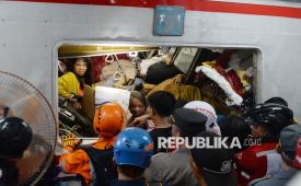 Petugas gabungan berusaha mengevakuasi korban kecelakaan KRL Commuterline dan KA Argo Bromo Anggrek relasi Gambir-Surabaya Pasar Turi yang masih terjebak dalam gerbong di Stasiun Bekasi Timur, Bekasi, Jawa Barat, Selasa (28/4/2026). Kecelakaan KRL Commuterline dan KA Argo Bromo Anggrek menyebabkan 7 orang penumpang meninggal dunia, dan 81 penumpang luka-luka dan dirawat.