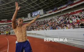 Pemain Barca Legends Rivaldo menyapa penonton usai bertanding melawan DRX World Legends dalam laga Clash of Legends di Stadion Utama Gelora Bung Karno (SUGBK) Jakarta, Sabtu (18/4/2026). Barcelona Legends berhasil meraih kemenangan atas DRX World Legends dengan skor 3-0 dalam laga tersebut. Ketiga gol Barcelona Legends masing-masing ditorehkan Rivaldo menit ke-34, Javier Saviola menit ke-52 dan Cristian Tello menit ke-68