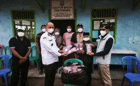 SMBR bagikan masker ke masyarakat di lingkungan perusahaan..