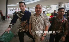 Direktur Utama PT Sri Rejeki Isman (Sritex) Iwan Kurniawan Lukminto (tengah) meninggalkan Gedung Kejagung usai menjalani pemeriksaan oleh penyidik Jampidsus Kejagung di Jakarta, Rabu (18/6/2025). Iwan Kurniawan Lukminto diperiksa untuk ketiga kalinya oleh penyidik sebagai saksi kasus dugaan korupsi dalam pemberian kredit kepada PT Sritex dan entitas anak usaha. 