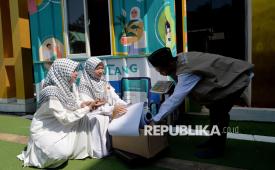 Santriwati menukarkan sampah plastik di kios daur ulang di Pondok Pesantren Hafidz Center Indonesia Bekasi, Jumat (19/6/2026). BSI mengusung konsep ekonomi sirkular dengan menghadirkan program Waste Management yang memberdayakan mustahik serta mengajak masyarakat mengubah sampah anorganik menjadi aset bernilai melalui Tabungan BSI Emas. Program ini bertujuan untuk memperkuat peran keuangan syariah sebagai solusi atas berbagai tantangan sosial dan lingkungan.