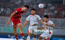 Pesepak bola Timnas Indonesia Mitchell Lee Baker melakukan sundulan kepala ke gawang Timnas Vietnam pada pertandingan Grup A Piala AFF 2026 di Stadion Gelora Pakansari, Kabupaten Bogor, Jawa Barat, Senin (3/8/2026). Indonesia kalah dari Vietnam dengan skor 0-3.