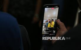 Layar yang menampilkan siaran langsung konferensin pers terkait kasus kekerasan seksual di gedung Pusgiwa UI, Depok, Jawa Barat, Selasa (14/4/2026). 