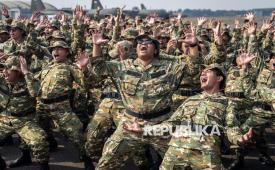 Sejumlah calon manajer Koperasi Merah Putih meneriakkan yel-yel usai upacara penutupan Diklat Bela Negara Sarjana Penggerak Pembangunan Indonesia (SPPI) Koperasi Desa/Kelurahan Merah Putih (KDKMP) dan Kampung Nelayan Merah Putih (KNMP) di Lanud Halim Perdanakusuma, Jakarta, Jumat (31/7/2026). Berdasarkan data Kementerian Pertahanan sebanyak 33.758 calon manajer dinyatakan lulus menyelesaikan pendidikan dan pelatihan terdiri atas 28.626 calon manajer KDKMP serta 5.159 calon manajer KNMP, yang selanjutnya dipersiapkan untuk mendukung pelaksanaan program strategis pemerintah. 