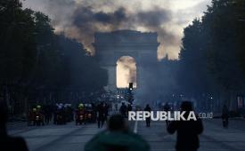 Pengunjuk rasa terlibat bentrokan dengan polisi saat mengikuti aksi demonstrasi menentang kenaikan biaya hidup di Place de la Madeleine di Paris, Prancis, Sabtu (17/10/2026). Aksi demonstrasi di sejumlah kota di Prancis yang diikuti berbagai kalangan masyarakat itu berujung bentrokan antara sebagian pengunjuk rasa dan polisi. Aksi yang awalnya menyuarakan keberatan atas kenaikan biaya hidup, kondisi sekolah, dan layanan publik itu diwarnai pembakaran, penjarahan toko, serta perusakan sejumlah bangunan.