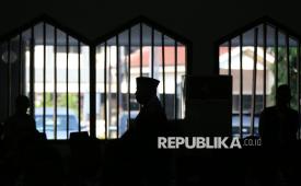 Siluet jamaah calon haji kloter 1 Jakarta tiba di Asrama Haji Pondok Gede, Jakarta, Kamis (1/5/2025). Sebanyak 393 jamaah calon haji kloter 1 mulai masuk ke Asrama Haji Pondok Gede Jakarta sebelum bertolak ke tanah suci untuk menjalani rangkaian ibadah haji.