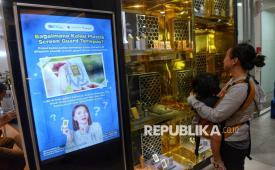 Calon pembeli melihat emas logam mulia di Butik Emas Logam Mulia Antam, Pulogadung, Jakarta, Rabu (7/1/2026).