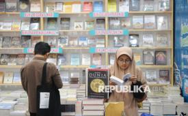 Pengunjung melihat buku dalam acara Islamic Book Fair (IBF) 2025 di Jakarta International Convention Center (JICC), Senayan, Jakarta, Kamis (19/6/2025). IBF menargetkan 300 ribu pengunjung. 