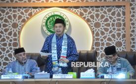 Ketua MUI Bidang Ukhuwah Muhammad Zaitun Rasmin (tengah) usai memberikan keterangan usai rapat konsolidasi terkait penculikan WNI peserta Global Sumud Flotilla oleh Israel di Aula Buya Hamka, Gedung MUI, Jakarta, Selasa (21/5/2026). Majelis Ulama Indonesia mengeluarkan pernyataan tegas dan keras mengutuk penangkapan relawan kemanusiaan Warga Negara Indonesia (WNI) oleh Zionis Israel karena bertentangan dengan nilai kemanusiaan, hak asasi manusia, serta prinsip hukum internasional.