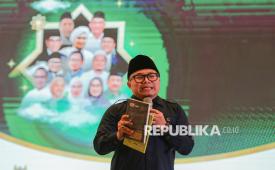 Anggota Badan Pelaksana BPKH Indra Gunawan menyampaikan tausiyah dalam acara Dzikir Nasional Republika di Masjid At-Thohir di Cimanggis, Depok, Kamis (31/12/2025). Kegiatan Dzikir Nasional Republika kali ini mengangkat tema Demi Masa, Semoga Kita Bukan Termasuk Orang yang Merugi.
