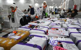 Jamaah haji Indonesia berjalan sambil mendorong kopernya menuju bus saat pemulangan di Hotel Moro Alalameyah, Makkah, Arab Saudi, Selasa (10/6/2025). Sebanyak tujuh kloter jamaah haji Indonesia gelombang I yang sudah tiba di Madinah pada awal Mei 2025, akan pulang ke tanah air pada 11 Juni 2025 yakni Kloter 01 Embarkasi Ujung Pandang (UPG 01), Kloter 01 Embarkasi Lombok (LOP 01), Kloter 01 Embarkasi Pondok Gede Jakarta (JKG 01), Kloter 02 Embarkasi Ujung Pandang (UPG 02), Kloter 01 Embarkasi Surabaya (SUB 01), Kloter 02 Embarkasi Surabaya (SUB 02), dan Kloter 01 Embarkasi Jakarta (JKS 01). 