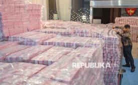 Petugas menata tumpukan uang hasil penagihan denda administratif kehutanan dan penyelamatan keuangan negara dari hasil tindak pidana korupsi di kompleks Kejaksaan Agung, Jakarta, Rabu (24/12/2025). 