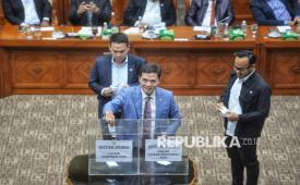 Ketua Komisi III DPR Habiburokhman (tengah).