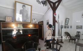 Pengunjung mengamati lukisan koleksi Situs Persada Soekarno, Desa Pojok, Kediri, Jawa Timur, Kamis (28/10/2021). Rumah masa kecil Bung Karno tersebut sebagai wahana edukasi sejarah sekaligus menyediakan tempat diskusi dan tempat pertunjukan seni budaya untuk umum. 