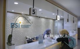 Petugas bank melayani nasabah saat Hari Pelanggan Nasional 2023 di BSI KC Bandung Asia Afrika, Jalan Asia Afrika, Kota Bandung, Jawa Barat, Senin (4/9/2023). Pada Hari Pelanggan Nasional (Harpelnas) 2023, Bank Syariah Indonesia (BSI) berkomitmen untuk memberikan pengalaman Ultimate Service yang mengedepankan solusi digital dan uniqueness (keunikan) layanan di lebih dari 1.500 outlet di seluruh Indonesia. Serta, mendengarkan secara langsung saran masukan nasabah untuk bekal membangun ekonomi perbankan syariah di Indonesia.