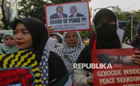 Massa yang tergabung dalam Aqsa Working Group menggelar aksi Jumat untuk Palestina di depan kantor Kedutaan Besar Amerika Serikat, Jakarta, Jumat (10/4/2026). Aksi yang digelar secara rutin tiap Jumat tersebut sebagi bentuk kepedulian terhadap rakyat Palestina terkait kemerdekaan dan pembebasan Masjid Al-Aqsa. Selain itu, mereka menuntut Isarel untuk memberlakukan gencatan senjata secara permanen hingga mengutuk serangan Israel terhadap Lebanon.