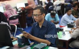 Sejumlah petugas melakukan verifikasi paspor jamaah calon haji di Gedung Sistem Informasi dan Komputerisasi Haji Terpadu (Siskohat) di Asrama Haji Embarkasi Surabaya, Jawa Timur, Jumat (26/4/2024) Ribuan paspor jamaah calon haji asal Jawa Timur diverifikasi datanya sebelum dilakukan pengurusan visa keberangkatan ke tanah suci. 